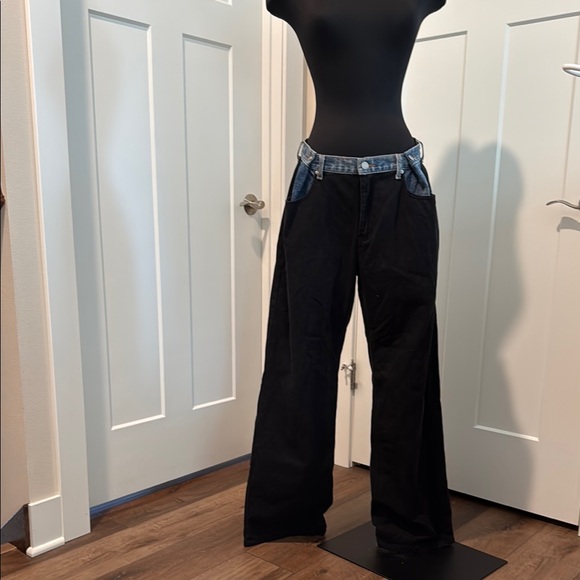 Chic Black Pants with Denim Accents - Picture 4 of 7